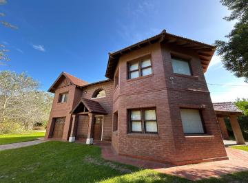 Casa · 244m² · 5 Ambientes · Casa en Venta - 4 Dorm. 3 Baños - Villa Gesell