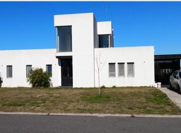 Casa · 210m² · 4 Ambientes · 2 Cocheras · Casa en Alquiler San Sebastian - Cuan Propiedades