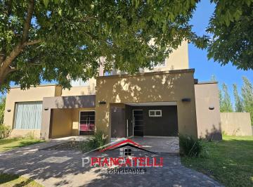 Casa · 1350m² · 5 Ambientes · 1 Cochera · Venta y Alquiler de Casa con 5 Ambientes en Terravista