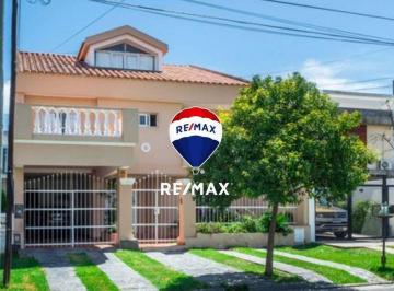 Casa · 373m² · 10 Ambientes · 1 Cochera · Casa 4 Dorm. Venta B Grand Bourg con Pileta