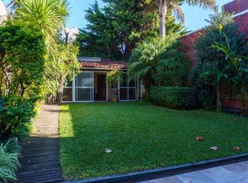 Casa · 336m² · 5 Ambientes · 1 Cochera · Venta Casa 5 Amb Monte Castro con Jardín y Quincho