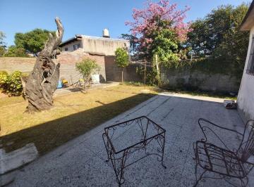 Casa · 220m² · 4 Ambientes · 3 Cocheras · Casa en Venta en Tolosa con Locales