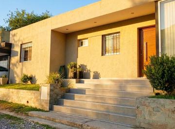 Casa · 150m² · 5 Ambientes · 2 Cocheras · Venta Casa en Housing 2 Dorm. Pileta Apta Credito