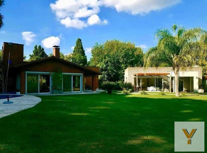 Casa · 300m² · 5 Ambientes · 10 Cocheras
