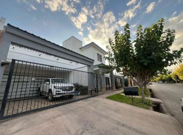 Casa · 298m² · 4 Ambientes · 2 Cocheras · Destacada Vivienda 3 Dorm., Rodeo del Medio
