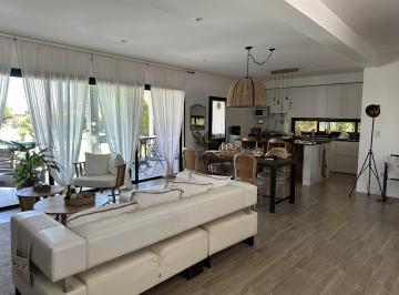 Casa · 180m² · 5 Ambientes · 1 Cochera · Casa en Venta Barrio Islas