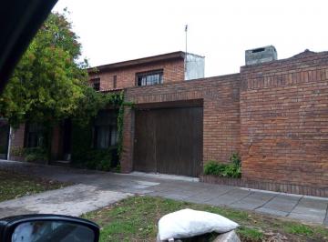 Casa · 116m² · 4 Ambientes · 1 Cochera · Casa en Venta 4 Ambiente en Lanus con Patio - Permuta