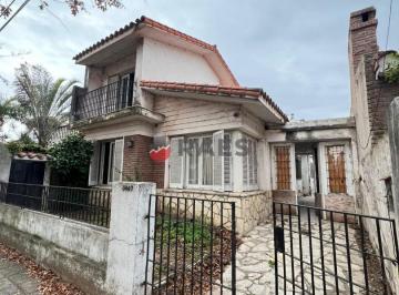 Casa · 226m² · 4 Ambientes · 2 Cocheras · Casa en Barrio 7 Jefes - a Refaccionar!