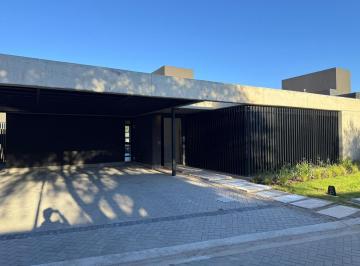 Casa · 200m² · 5 Ambientes · 2 Cocheras · Alquiler Casa a Estrenar de Categoria Tres Dorm. - Patagonia Home - Villa Warcalde