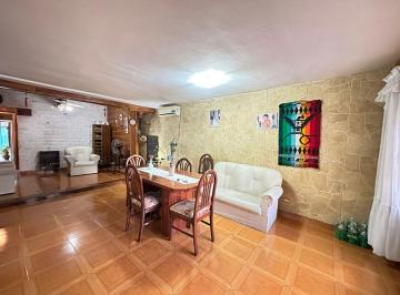 Casa · 124m² · 6 Ambientes · 1 Cochera · Venta Casa de 2 Dorm. en Barrio Tiro Suizo. Apto Credito