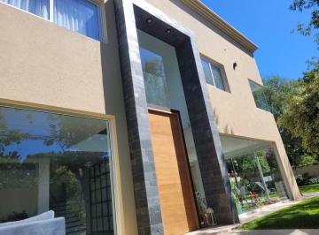 Casa de 4 ambientes, San Isidro · Excelente Casa en Alquiler con Excelente Ubicación