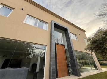 Casa de 4 ambientes, San Isidro · Excelente Casa en Alquiler con Excelente Ubicación