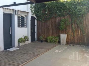 Casa · 140m² · 5 Ambientes · 1 Cochera · Venta Casa Bernal Oeste