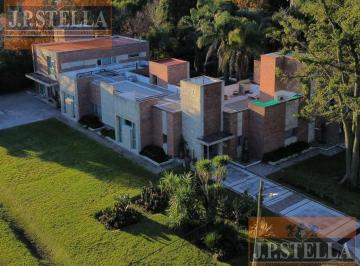 Casa · 825m² · 12 Ambientes · 3 Cocheras · Excelente Casa 12 Ambientes - 825 m² Edificados S/ 3700 m² de Lote - San Diego C. C