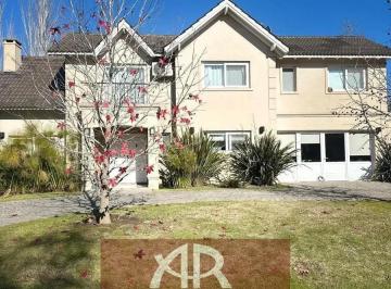 Casa · 185m² · 5 Ambientes · 2 Cocheras · Casa en La Concepcion de Lujan