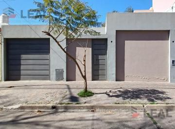 Casa · 160m² · 5 Ambientes · 2 Cocheras · Casa en Venta Construida en Una Planta con Piscina Impecable Estado Villa Adelina