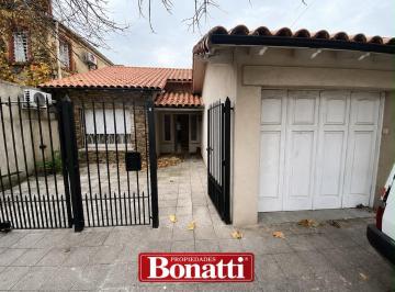 Casa · 297m² · 2 Dormitorios · 2 Cocheras · Casa en Lomas de Zamora Oeste