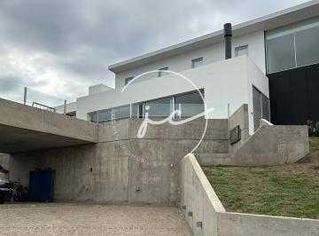 Casa · 200m² · 5 Ambientes · 4 Cocheras · Casa en Alquiler en El Rodeo con 4 Dorm.