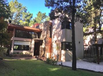Casa · 150m² · 4 Ambientes · 1 Cochera · Hermosa Casa en Santos Vega y de Las Artes - Cochera Quincho con Deck Suite con Hidro