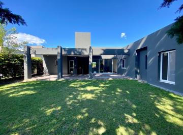 Casa · 150m² · Venta - Casa de 3 Dorm. en Barrio Privado. Campos de Esther, Pueblo Esther.