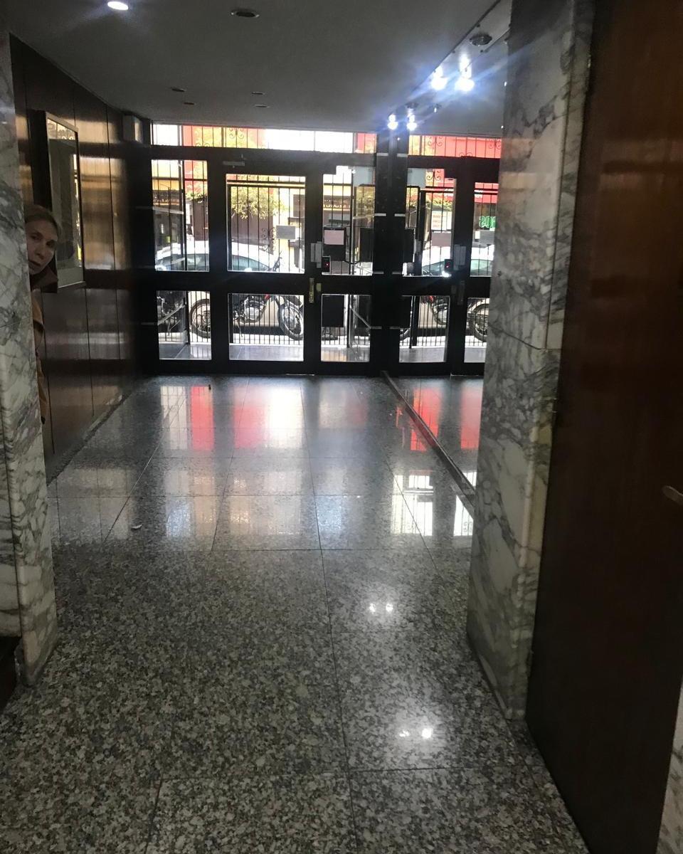 Se vende departamento en mar del plata de 2 amb piso 8, 50M2 aprox, con estar comedor grande, cocina Y baño un dormitorio grande Y dormitorio de servicio con baño, con balcon Y lavadero.