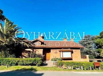 Casa · 250m² · 6 Ambientes · 1 Cochera · Casa - Centro Playa