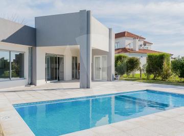 Casa · 211m² · 4 Ambientes · 2 Cocheras · Venta - Casa - 4 Ambientes, Cochera y Pileta - Club de Campo San Lucas