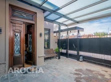 Casa · 202m² · 8 Ambientes · 1 Cochera · Casa en Quilmes Centro con Garage y Pileta