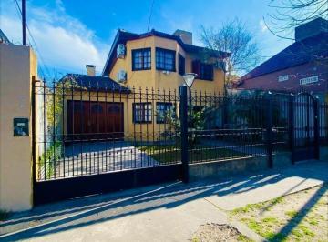 Casa · 200m² · 4 Dormitorios · 2 Cocheras · Casa en Venta en 146 E/ 58 y 59 - Usd 120.000
