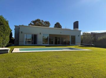 Casa · 200m² · 4 Ambientes · Casa en Venta - 3 Dorm. 3 Baños - Mar del Plata