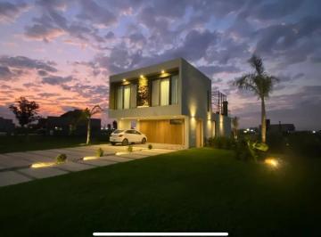 Casa · 195m² · 4 Ambientes · 6 Cocheras · Casa en Venta - 3 Dorm. 2 Baños - Cocheras - 845 m - Canning, San Vicente