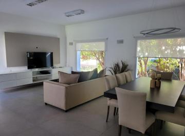 Casa · 422m² · 7 Ambientes · 2 Cocheras · Casa en Barrio Jockey Club