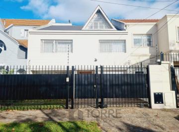 Casa · 286m² · 5 Ambientes · 2 Cocheras · Moderna Casa en Alquiler en Acassuso, Zona Tranquila, Orientación Noroeste. Mucho Sol!