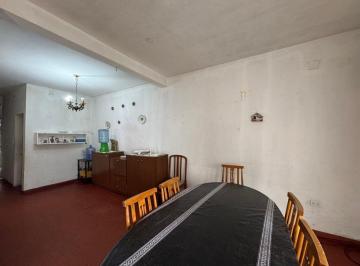 Casa · 122m² · 4 Ambientes · 1 Cochera · Casa en Venta Perez Dos Dorm. Patio Cochera