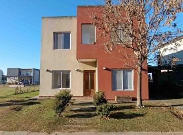 Casa · 270m² · 5 Ambientes · 1 Cochera · Casa Chalet en Alquiler en El Aljibe, Pilar, G. B. a. Zona Norte
