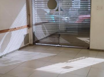 Local comercial de 8 ambientes, Quilmes · Amplio Local Cercano a La Estación. Apto Diferentes Usos
