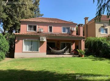 Casa · 200m² · 4 Ambientes · 1 Cochera · Muy Linda Casa en Barrancas de San José