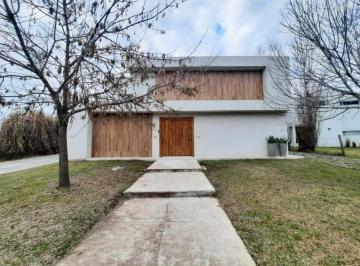 Casa · 375m² · 6 Ambientes · 2 Cocheras · Casa en Alq. Temporario en Santa Clara, Villanueva, Tigre