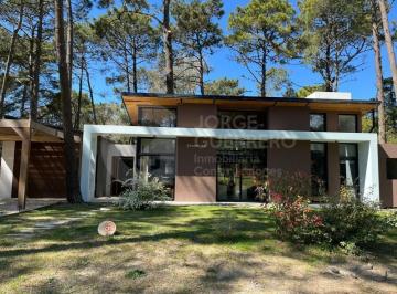 Casa · 176m² · 5 Ambientes · Casa en Carilo