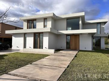 Casa · 320m² · 7 Ambientes · 4 Cocheras · Casa a La Laguna en Alquiler de Verano en El Encuentro, Bancalari.