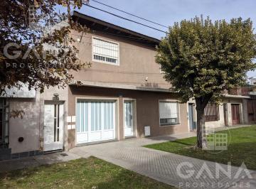 Casa · 140m² · 7 Ambientes · 1 Cochera · Venta de Casa en Rosario de 4 Dorm. Cochera Jardin Patio Terraza y Cochera