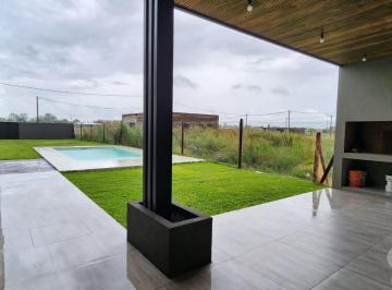 Casa · 105m² · 5 Ambientes · 2 Cocheras · Venta de Casa en Ibarlucea de 3 Dorm. con Pileta y Parrillero. Las Fincas de Ibarlucea