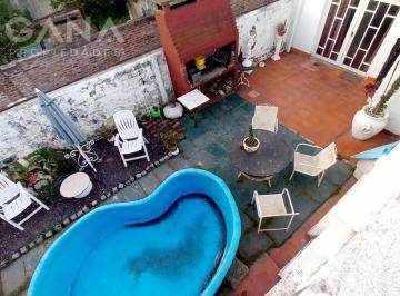 Casa · 169m² · 5 Ambientes · 1 Cochera · Venta Casa en Barrio Alberdi, Rosario de 3 Dorm. 2 Baños Cochera Patio y Terraza. a 1 Cuadra D