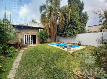 Casa · 172m² · 8 Ambientes · 1 Cochera · Venta de Casa Al Frente 3 Dorm. Cochera, Patio Verde, Pileta y Quincho. Apta Credito