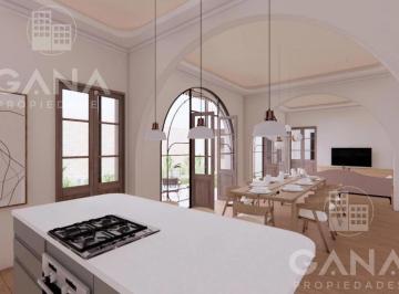 Casa · 203m² · 5 Ambientes · 1 Cochera · Casa en Venta de 3 Dorm. con Jardín, Pileta y Cochera, Reciclada a Nuevo.