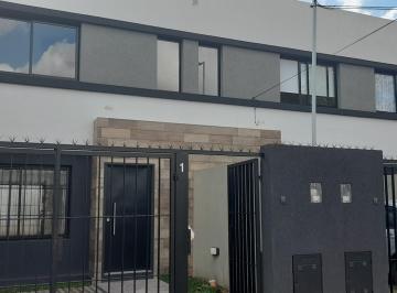 Casa · 65m² · 3 Ambientes · 1 Cochera · Alquiler Casa de 3 Ambientes.