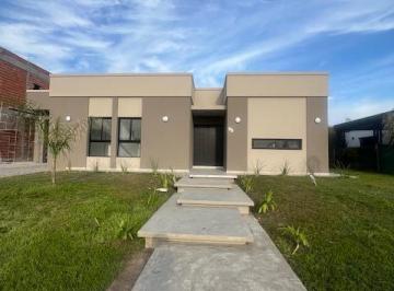 Casa · 180m² · 4 Ambientes · 1 Cochera · Casa 4 Ambientes con Pileta a Estrenar en Venta - Hudson Park