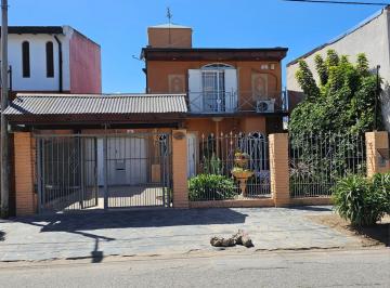 Casa · 120m² · 4 Ambientes · 2 Cocheras · Casa en Venta - 2 Dorm. 2 Baños - 250 m² - La Plata