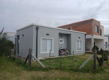 Casa · 77m² · 3 Ambientes · 1 Cochera · Casa en Esquina, Parque y Pileta, Domselaar Chico