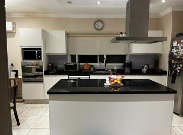 Casa · 235m² · 5 Ambientes · 1 Cochera · Casa Chalet en Alq. Temporario en Tipas, Nordelta, Tigre